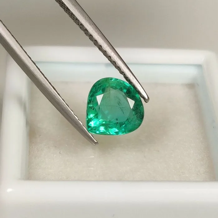 1 pcs Green Emerald - 1.45 ct - International Gemological Institute (IGI) - Excellent Grade !!!