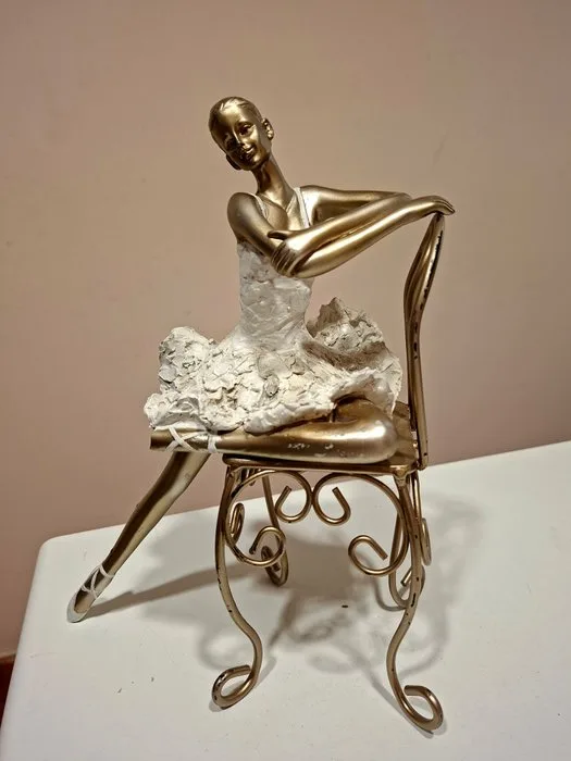Unknown - Figurine - Ballerina sulla sedia - Resin, Metal