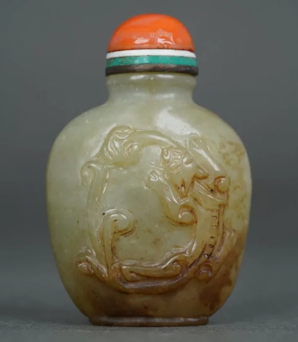 Qing Dynasty (ca. 1800) - Snuff bottle - High quality Jade Snuff Bottle - Lingzhi eating Tigers or Chilong Dragons - Very High quality Ivory - Agate, Ivory - Jade Snuff Bottle
