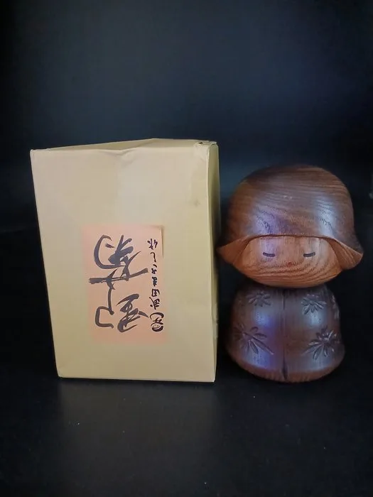 Figurine - Exclusieve Creatieve Vintage Kokeshi-pop - "Nogiku" (野菊) - Door Prijswinnend Meester Masashi Takeda - Wood