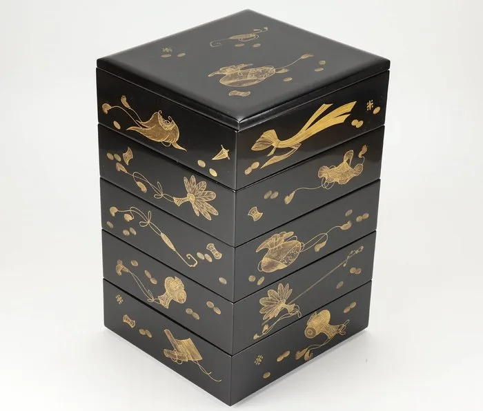 Five tired wooden Jubako with treasure motif makie design - Tanoda Hiroshi田佃 弘 - Box - Refined Five tired wooden Fubako文箱 with vivid gold Treasure motifs maki-e design and inscribed - Wood - treasure/Jubako/mallet