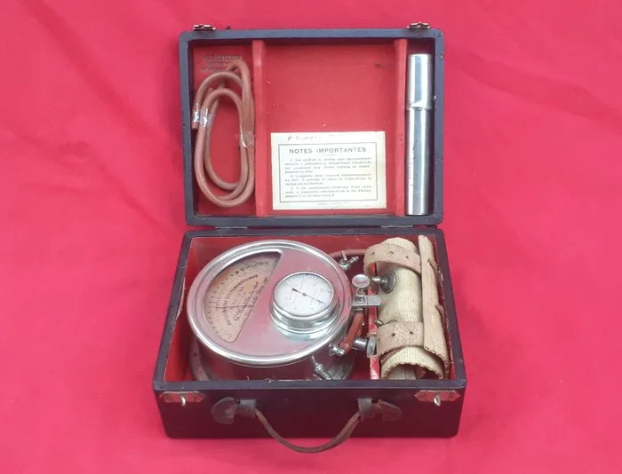 G. Boulitte ParisOscillometer sphygmometer - Medical instrument - Metal
