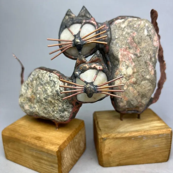 Jacek Drzymała ( XX- XXI) - Sculpture - 2 CATS - 15 cm - Copper, Wood, Stone - 2026