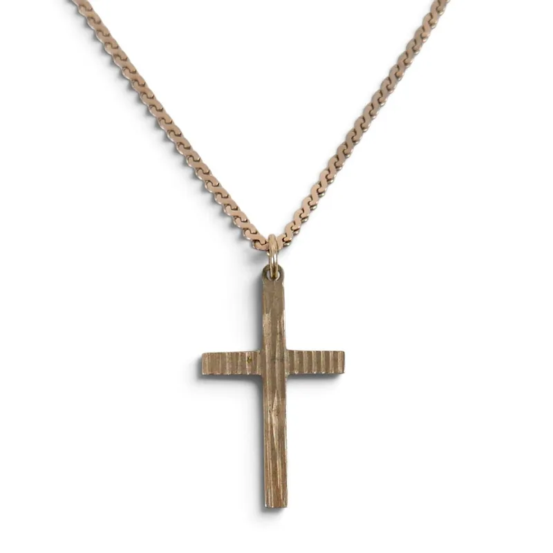 A 9CT Gold Cross Pendant on a 9CT Gold Chain Necklace